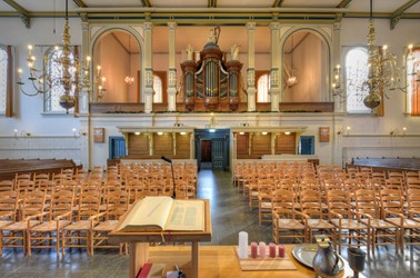 <p>Na 1884, mogelijk pas in 1894, heeft men de bestaande orgeltribune tegenover de preekstoel aangepast. Deze kreeg een nieuwe balustrade in neo-renaissance stijl, met rondbogen en gedecoreerde pilasters. </p>
